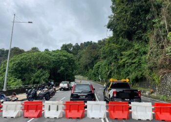 PENUTUPAN Jalan Tun Sardon di Balik Pulau, Pulau Pinang sejak kelmarin mungkin dilanjutkan sehingga ke suatu masa yang akan diumumkan kelak.-GAMBAR/FACEBOOK