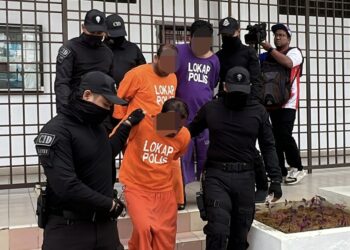 TIGA lelaki warga Nepal diiringi oleh beberapa anggota polis ketika dibawa ke Mahkamah Majistret Bukit Mertajam untuk mendapatkan perintah reman susulan kes pembunuhan kejam dua beranak di Kampung Sekolah, Juru, Pulau Pinang minggu lepas.-UTUSAN/DANIAL SAAD