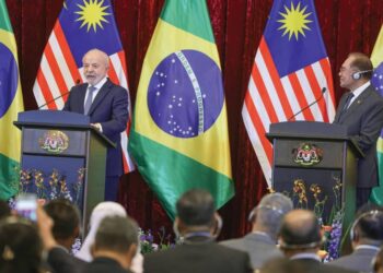 LUIZ Inácio Lula Da Silva dan Anwar pada sidang akhbar selepas kedua-dua pemimpin bertemu di Kompleks Seri Perdana, Putrajaya, semalam.