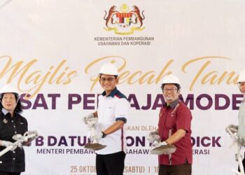 EWON Benedick melancarkan pembinaan pusat penjaja moden Kundasang bernilai RM2.275 juta di Kundasang, Sabah, hari ini. - UTUSAN/HARDY JOE