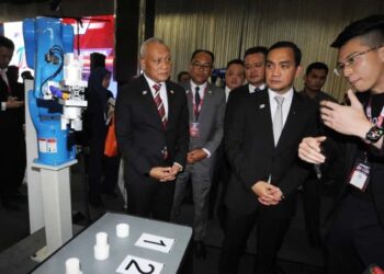 ONN HAFIZ Ghazi melawat reruai sempena Majlis Pelancaran Johor Business Summit & Expo (JBSE 2025) di Pusat Konvensyen Antarabangsa Persada Johor Bahru, hari ini. - UTUSAN/RAJA JAAFAR ALI