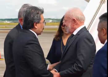JOHARI Abdul Ghani menyambut ketibaan Presiden Brazil, Luiz Inacio Lula da Silva di Kompleks Bunga Raya, Lapangan Terbang Antarabangsa Kuala Lumpur (KLIA) petang, semalam.