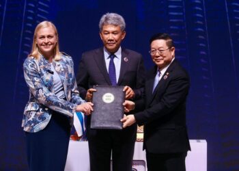 ELINA Valtonen (kiri) ketika menyerahkan Perjanjian Persahabatan dan Kerjasama Asia Tenggara (TAC) kepada Setiausaha Agung ASEAN, Dr. Kao Him Hourn (kanan) sambil disaksikan oleh Mohamad Hasan di Pusat Konvensyen Kuala Lumpur (KLCC) hari ini.-UTUSAN/ISKANDAR ISHAK