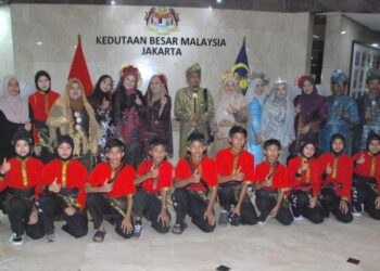 PELAJAR SMK Bukit Kapar, Selangor bergambar bersama guru-guru sejurus tiba menghadiri majlis makan malam di Kedutaan Besar Malaysia di Jakarta, Indonesia. - UTUSAN/AMRAN MULUP