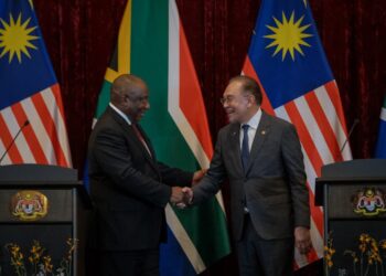 Matamela Cyril Ramaphosa bersalaman dengan Anwar Ibrahim di Kompleks Seri Perdana, Putrajaya. - UTUSAN/FAIZ ALIF ZUBIR