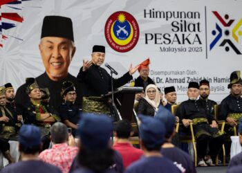 AHMAD Zahid Hamidi ketika berucap mmerasmikan Himpunan Silat Pesaka Malaysia 2025 di Nilai, Seremban, Negeri Sembilan hari ini.-GAMBAR/FACEBOOK ZAHID HAMIDI.