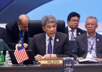 MOHAMAD Hasan menyampaikan ucaptama dalam Mesyuarat Menteri Luar ASEAN pada Sidang Kemuncak ASEAN ke-47 di Pusat Konvensyen Kuala Lumpur (KLCC).-UTUSAN/ISKANDAR ISHAK