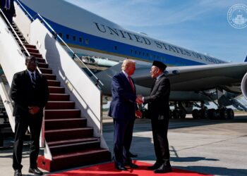 ANWAR Ibrahim menyambut ketibaan Donald Trump di Kompleks Bunga Raya Sepang.-FB ANWAR IBRAHIM
