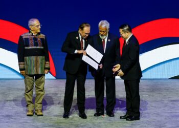 ANWAR Ibrahim menyerahkan dokumen deklarasi Timor Leste menganggotai ASEAN kepada Setiausaha Agung ASEAN, Dr. Kao Kim Hourn (paling kanan), sambil disaksikan Presiden Timor Leste, Jose Ramos Horta (kiri), dan Kay Rala Xanana (dua dari kanan), pada Majlis Perasmian Pembukaan Sidang Kemuncak ASEAN Ke-47, di Pusat Konvensyen Kuala Lumpur.-UTUSAN/SHIDDIEQIIN ZON