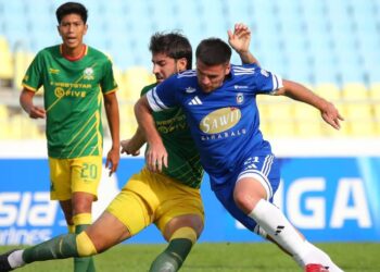 PEMAIN Sabah FC, Ajdin Mujagic (kanan) cuba melepasi kawalan seorang pemain Imigresen FC dalam aksi Liga Super yang berlangsung di Stadium Batu Kawan, Pulau Pinang hari ini.-GAMBAR/MALAYSIAN FOOTBALL LEAGUE