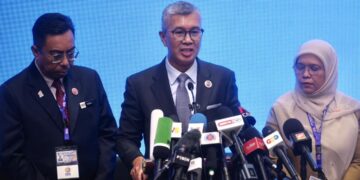 TENGKU Zafrul ketika sidang media berkaitan perjanjian tarif timbalan Malaysia dan Amerika Syarikat pada Sidang Kemuncak ASEAN ke-47 di Pusat Konvensyen Kuala Lumpur (KLCC) di sini, hari ini. -UTUSAN/ISKANDAR ISHAK