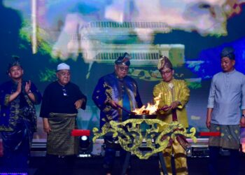 AB. Rauf Yusoh (tengah) melakukan gimik perasmian sempena Festival Seni Selat Melaka di Dataran Pengkalan Rama, Melaka. – UTUSAN/ARIF HAMIZAN MISKON