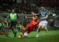 PENYERANG Selangor FC, Alvin Fortes(kiri) diasak pemain KL City FC, Declan Lambert dalam aksi Liga Super 2025/2026 di Stadium Majlis Perbandaran Petaling Jaya(MBPJ) sebentar tadi-UTUSAN/MUHAMAD IQBAL ROSLI