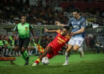 PENYERANG Selangor FC, Alvin Fortes(kiri) diasak pemain KL City FC, Declan Lambert dalam aksi Liga Super 2025/2026 di Stadium Majlis Perbandaran Petaling Jaya(MBPJ) sebentar tadi-UTUSAN/MUHAMAD IQBAL ROSLI
