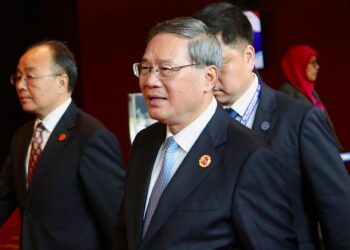 LI Qiang selepas menghadiri Majlis ASEAN Campur Tiga Ke-28 sempena Sidang Kemuncak ASEAN ke-47 di Pusat Konvensyen Kuala Lumpur (KLCC). -UTUSAN/ISKANDAR ISHAK