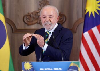 LUIZ Inacio Lula da Silva ketika sidang media sempena Sidang Kemuncak ASEAN ke-47 di Pusat Konvensyen Kuala Lumpur (KLCC).-UTUSAN/ISKANDAR ISHAK