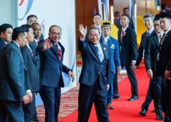 ANWAR Ibrahim dan Li Qiang hadir ke Sidang Kemuncak ASEAN Campur Tiga (APT) sempena Sidang Kemuncak ASEAN Ke-47 di Pusat Konvensyen Kuala Lumpur.-UTUSAN/SHIDDIEQIIN ZON