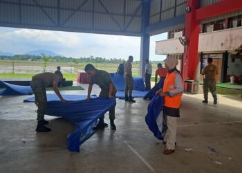 BEBERAPA anggota APM sedang menyimpan barangan selepas PPS yang dibuka di SK Lahar Yooi, Tasek Gelugor, Pulau Pinang ditutup sepenuhnya hari ini.-GAMBAR/APM PULAU PINANG