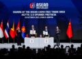 ANWAR Ibrahim (paling kanan) dan Li Qiang (paling kiri) menyaksikan Majlis Menandatangani Protokol Peningkatan Kawasan Perdagangan Bebas ASEAN-China (ACFTA), yang dimeterai antara Tengku Zafrul Abdul Aziz  dan Wang Wentao (dua dari kiri) pada Sidang Kemuncak ASEAN Ke-47 di Pusat Konvensyen Kuala Lumpur.-UTUSAN/SHIDDIEQIIN ZON
