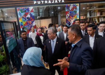 FADILLAH Yusof melawat reruai pameran selepas Majlis Perasmian Sambutan Hari Perancangan Bandar Sedunia, Kongres Perancangan Kebangsaan dan MyCITY Expo 2025 di Putrajaya. - UTUSAN/FAISOL MUSTAFA