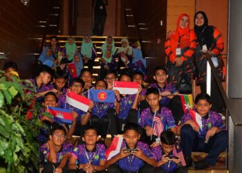 MURID-murid SK Putrajaya Presint 17(1) dan guru pengiring ketika ditemui di KLCC, Kuala Lumpur, semalam.