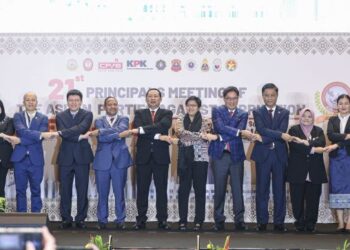 AZALINA Othman Said (tujuh dari kanan) bersama wakil delegasi ASEAN pada majlis pembukaan Mesyuarat Principals ASEAN Parties Against Corruption (ASEAN-PAC) Ke-21 di Petaling Jaya, hari ini. - UTUSAN/FARIZ RUSADIO