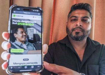AZLAN Anwar menunjukkan aplikasi InDrive yang boleh dimuat turun oleh pengguna untuk mendapatkan perkhidmatan e-hailing ketika ditemui pemberita dalam satu program perkongsian santai di Air Itam, Pulau Pinang hari ini.-UTUSAN/DANIAL SAAD