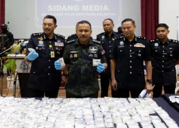MOHD. Yusoff Mamat (tengah) menunjukkan barang kemas milik sebuah kedai pajak gadai yang disamun semasa sidang media di IPD Pasir Mas, Kelantan hari ini-UTUSAN/KAMARUL BISMI KAMARULZAMAN.