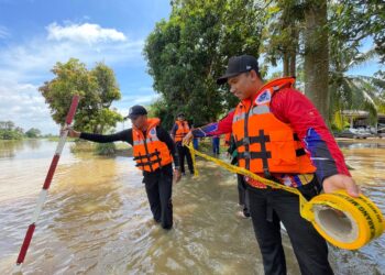 ANGGOTA polis bersama APM melakukan tinjauan dan pemantauan banjir di kawasan yang masih digenangi air di Kampung Alor Ali dan Titi Kera di Pendang, Kedah. – UTUSAN/SHAHIR NOORDIN