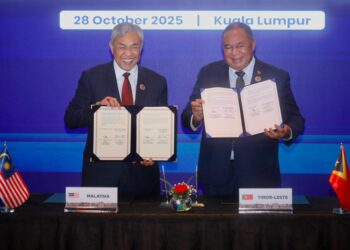 AHMAD Zahid Hamidi bersama Bendito dos Santos Freitas ketika majlis menandatangani Memorandum Persefahaman (MoU) antara Kementerian Kemajuan Desa dan Wilayah (KKDW) serta kerajaan Timor Leste, di sini, hari ini.-UTUSAN/ISKANDAR ISHAK
