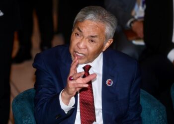 AHMAD Zahid Hamidi sidang media selepas menandatangani Memorandum Persefahaman (MoU) berkaitan Kerjasama dalam Bidang Pembangunan Luar Bandar dengan Timor-Leste mewakili Kementerian Kemajuan Desa dan Wilayah (KKDW), di sini, hari ini.