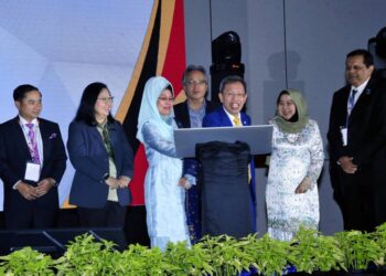 SIM bersama-sama Fatimah dan tetamu kehormat lain melakukan simbolik perasmian SICA 2025 di Kuching, hari ini.