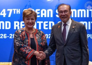 ANWAR Ibrahim ketika menerima kunjungan hormat Pengarah Urusan Tabung Kewangan Antarabangsa (IMF), Kristalina Georgieva pada sela-sela Sidang Kemuncak ASEAN ke-47, hari ini.