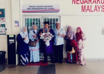 NIK Izzul Solihin bersama keluarga seleas selesai Istiadat Konvokesyen Universiti Malaysia Terengganu (UMT) ke-23 di Kuala Nerus hari ini