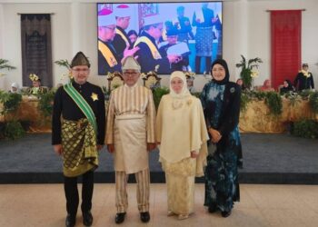 WAN Ahmad Fauzi Wan Hussain (kiri) bergambar bersama Al-Sultan Abdullah dan Tunku Azizah 
pada Istiadat Pengurniaan Darjah-Darjah Kebesaran Negeri Pahang Sempena Memuliakan Ulang Tahun Hari Keputeraan Yang Ke-66 Sultan Pahang di Istana Abdulaziz.