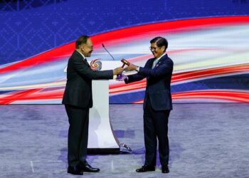 ANWAR Ibrahim ketika Majlis Penyerahan Tugas sebagai Pengerusi ASEAN Ke-48 kepada Ferdinand Marcos Jr pada Sidang Kemuncak ASEAN Ke-47, di Pusat Konvensyen Kuala Lumpur. UTUSAN/SHIDDIEQIIN ZON