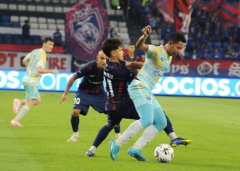 Pemain  JDT Nazmi Faiz diasak pertahanan Penang FC  pada aksi timbal balik suku akhir Piala FA di Stadium Sultan Ibrahim, Iskandar Puteri disini. UTUSAN/RAJA JAAFAR ALI