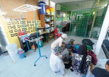 ANAK-ANAK masih kecil dan memerlukan sokongan pelbagai pihak demi meneruskan kelangsungan hidup sambil menuntut ilmu. 
– GAMBAR HIASAN
