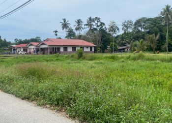 KAWASAN lapang atau alur di sekitar rumah penduduk yang berdepan masalah banjir termenung ditumbuhi rumput tebal di Kampung Rawai, Marang, Terengganu.
