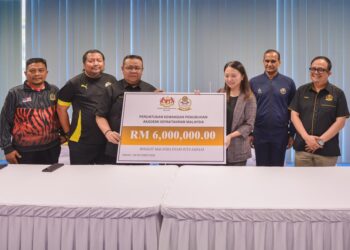 Menteri Belia dan Sukan, Hannah Yeoh(kanan) memberikan cek kepada Presiden Persekutuan Sepaktakraw Malaysia(PSM) Datuk Mohd Sumali Reduan(kiri) pada majlis Gimik ringkas memulakan kerja Naiktaraf dan baik pulih Stadium Raja Muda Raja Muda Abdul Aziz di Kampung Baru . 