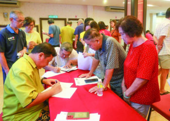 ORANG ramai membuat bantahan secara berkumpulan yang digerakkan pelbagai pihak termasuk Dewan Perhimpunan Cina Kedah di Alor Setar.