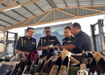 S. JEGAN (dua dari kiri) ketika menghadiri Program Pelupusan Ekshibit Mega di Kompleks Penyimpanan KPDN Pulau Pinang di Bukit Minyak, Bukit Mertajam, Pulau Pinang.