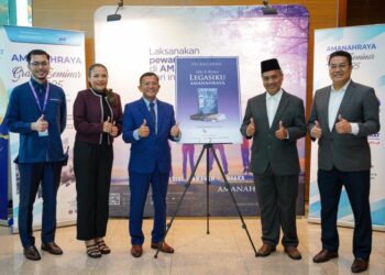 AHLI Majlis Pengawasan Syariah Amanah Raya Berhad, Datuk Muhamad Abdul Karim Wahab (dua kiri) semasa menghadiri Amanah Raya Grand Seminar, baru-baru ini.