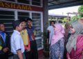 FADHLINA Sidek semasa hadir lawatan ke Sekolah Menengah Kebangsaan (SMK) Tunku Abdul Malik, di sini yang menempatkan calon SPM untuk tinggal di asrama.