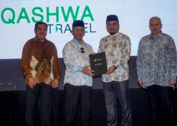 Mohd Na'im Mokhtar menyerahkan lesen Pengelola Jemaah Haji kepada Pengasas Qashwa Travel Sdn Bhd, Ustaz Nabil Deraman (dua kanan) pada Majlis Serahan Lesen PJH Musim Haji 1447H . - UTUSAN/FAISOL MUSTAFA