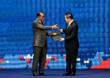 Menteri Pertahanan, Datuk Seri Mohamed Khaled Nordin menyerahkan Deklarasi Bersama Kuala Lumpur kepada Setiausaha Agung ASEAN, Dr. Kao Kim Hourn pada Mesyuarat Menteri Pertahanan ASEAN Ke-19, di Pusat Konvensyen Kuala Lumpur, di sini hari ini. -UTUSAN/ SHIDDIEQIIN ZON