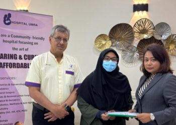 Illy Nadiah Mohd Yusof mewakili Hospital Umra menyerahkan persetujuan kepada Asmah Shukri tidak mengulangi penyebaran fitnah dan disaksikan oleh Pengarah Perubatan, Datuk Dr. Mohamed Rafi Mohammed Feizal di Shah Alam, baru- baru ini