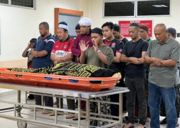 SEBAHAGIAN ahli keluarga melakukan solat jenazah untuk arwah Saidi Jahari yang maut diserang gajah di Unit Forensik Hospital Gua Musang, Kelantan.