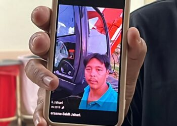 SAIDI Jahari yang bekerja sebagai mandur di kawasan pembalakan di Felda Aring, Gua Musang.