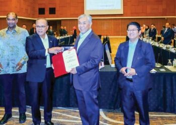 AHMAD Zahid Hamidi menyerahkan surat lantikan Penasihat Khas MPUPK kepada Menteri Besar Pahang, Datuk Seri Wan Rosdy Wan Ismail di Menara Bank Rakyat, Kuala Lumpur, semalam. – UTUSAN/
M. FIRDAUS M. JOHARI